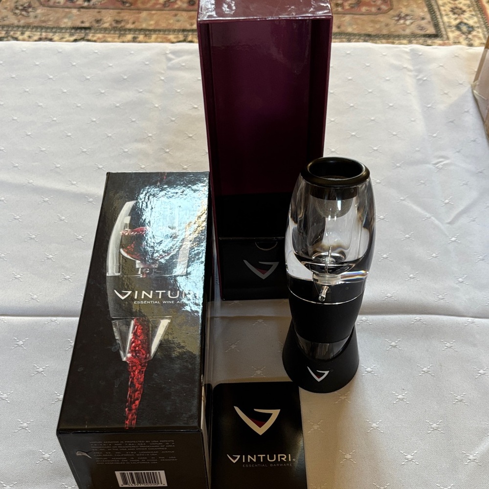 Vinturi Aerator in Clear and Black